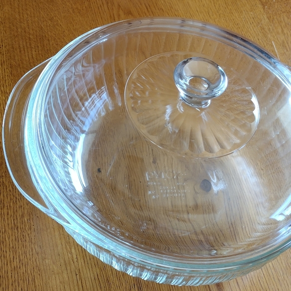 Pyrex 2 Qt Ribbed Clear Casserole with Matching Lid Light Green Tint #024-S - Picture 2 of 7
